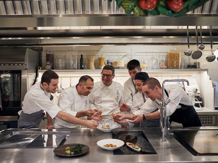 Dietro ai Sapori, un Team Pronto ad Accogliervi